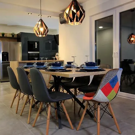 Navis Heated Pool Vila