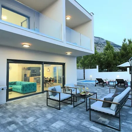 Navis Heated Pool Willa *