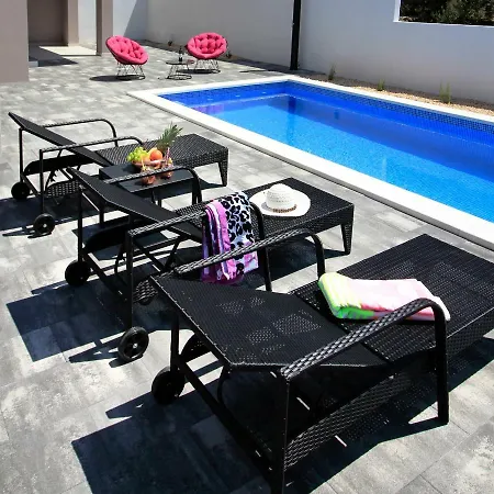 Villa Navis Heated Pool *