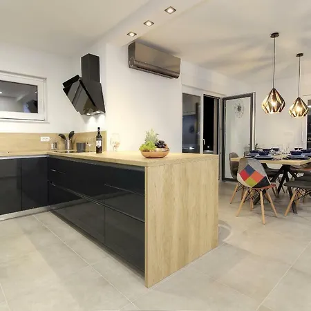 Navis Heated Pool Makarska