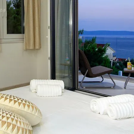 Navis Heated Pool Vila