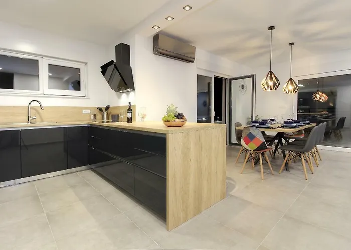 Navis Heated Pool מאקרסקה