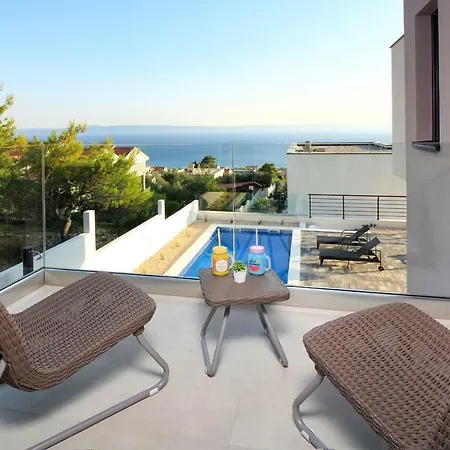 Navis Heated Pool Villa *